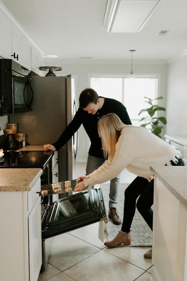 Couple dans leur cuisine