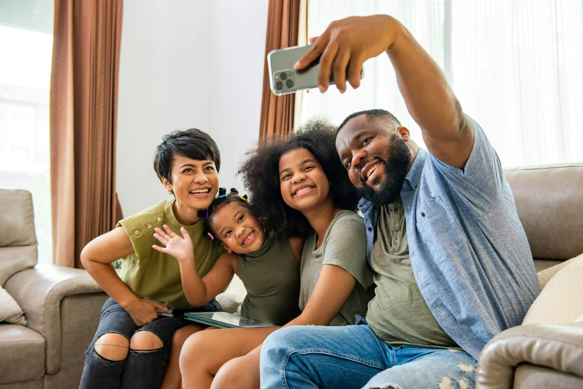 Famille en plein déménagement