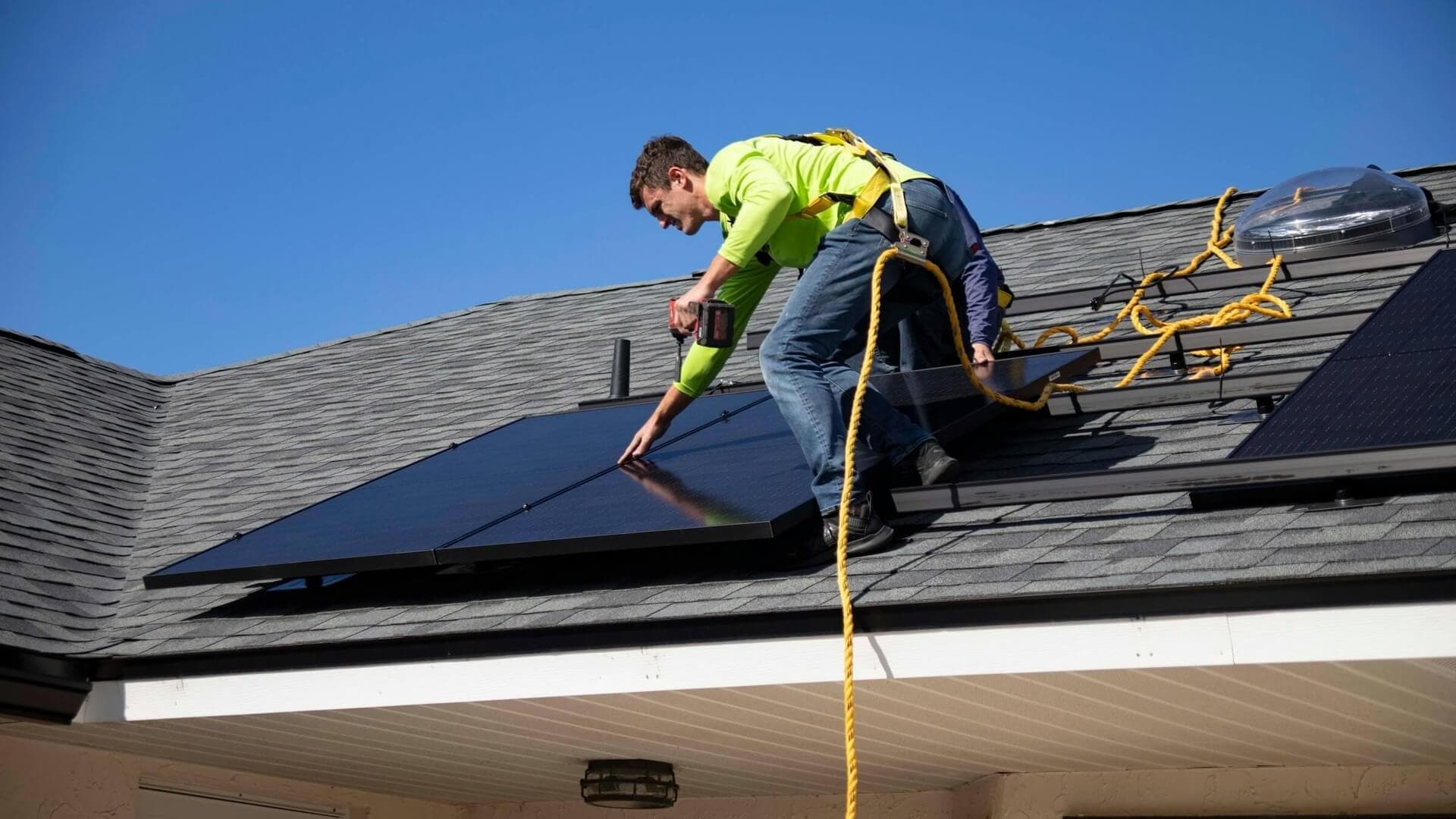 ouvrier posant des panaux solaires