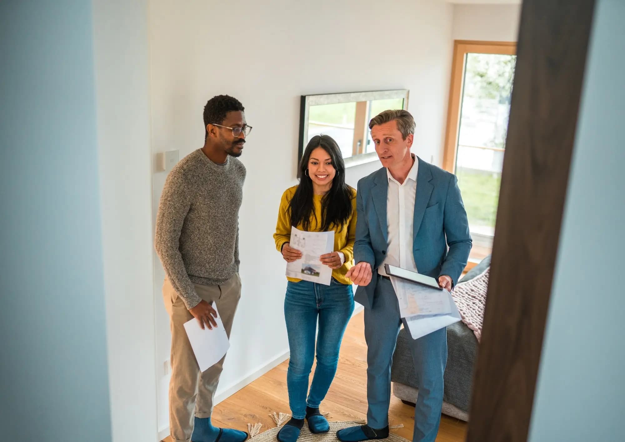 Agent immobilier Ecotransac en visite avec un client