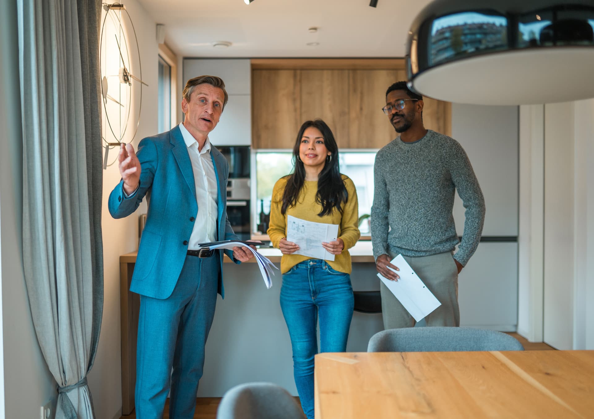 Agent immobilier Ecotransac en visite avec un client