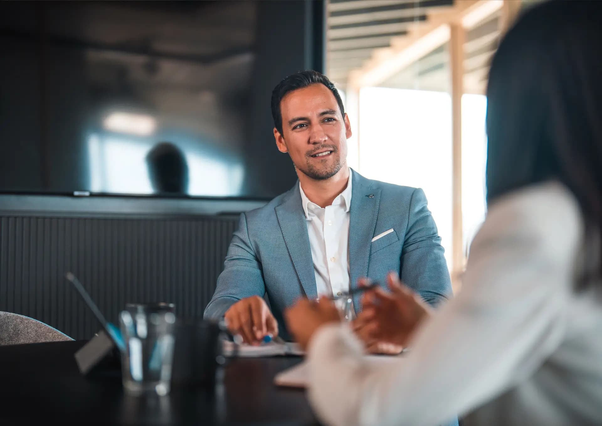 Agent immobilier Ecotransac en entretien avec un client