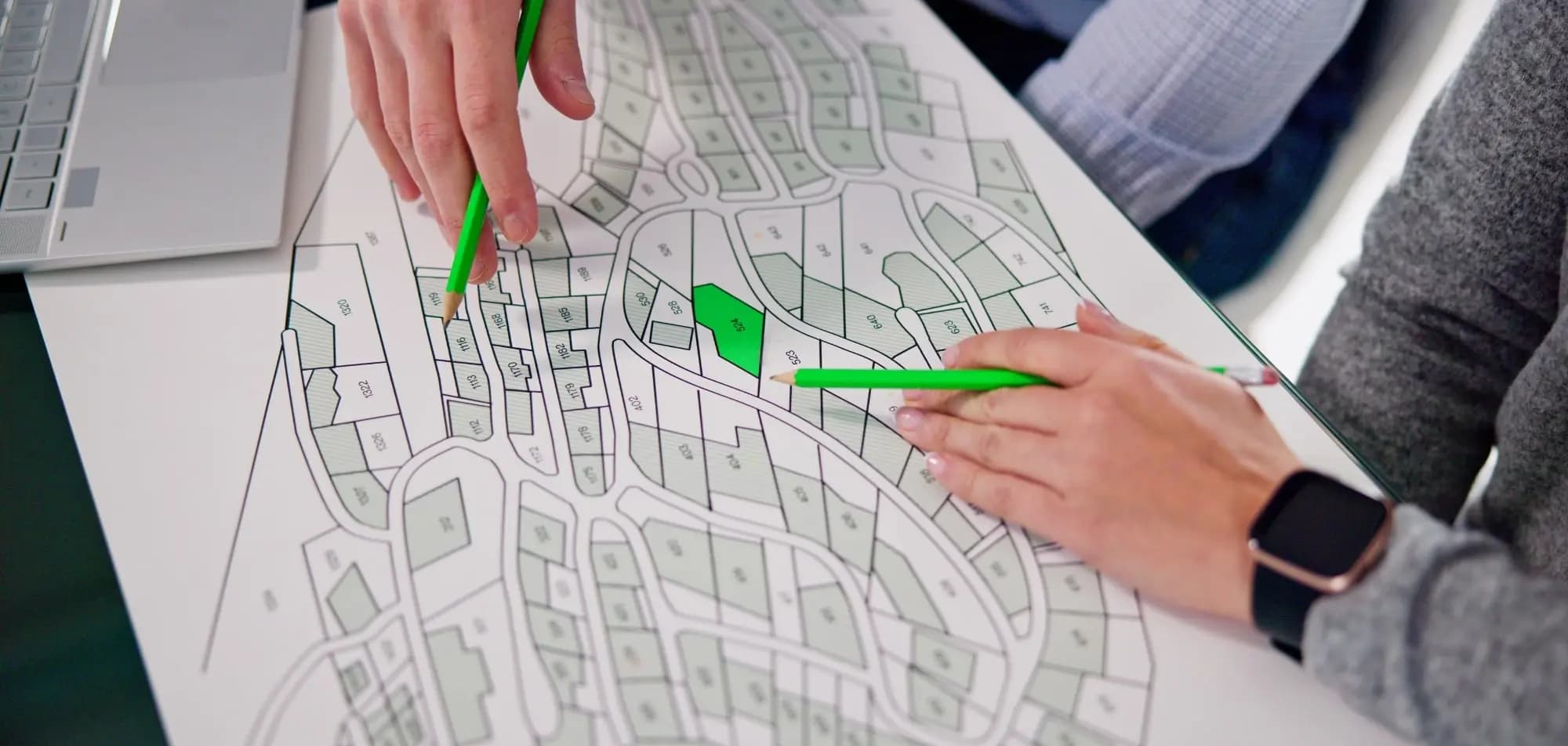 Agent immobilier Ecotransac en visite avec un client
