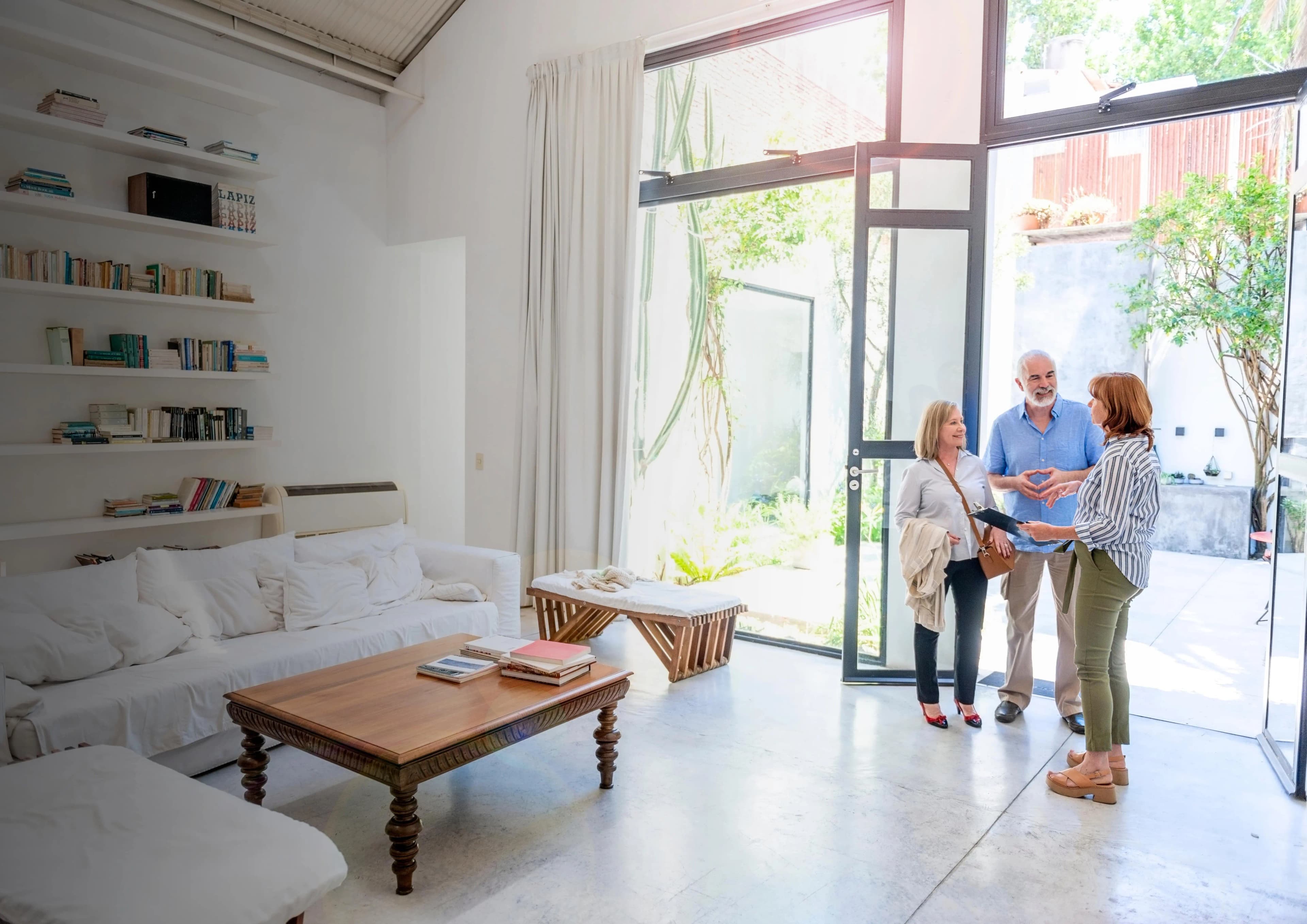 Couple entrain visite d'une maison