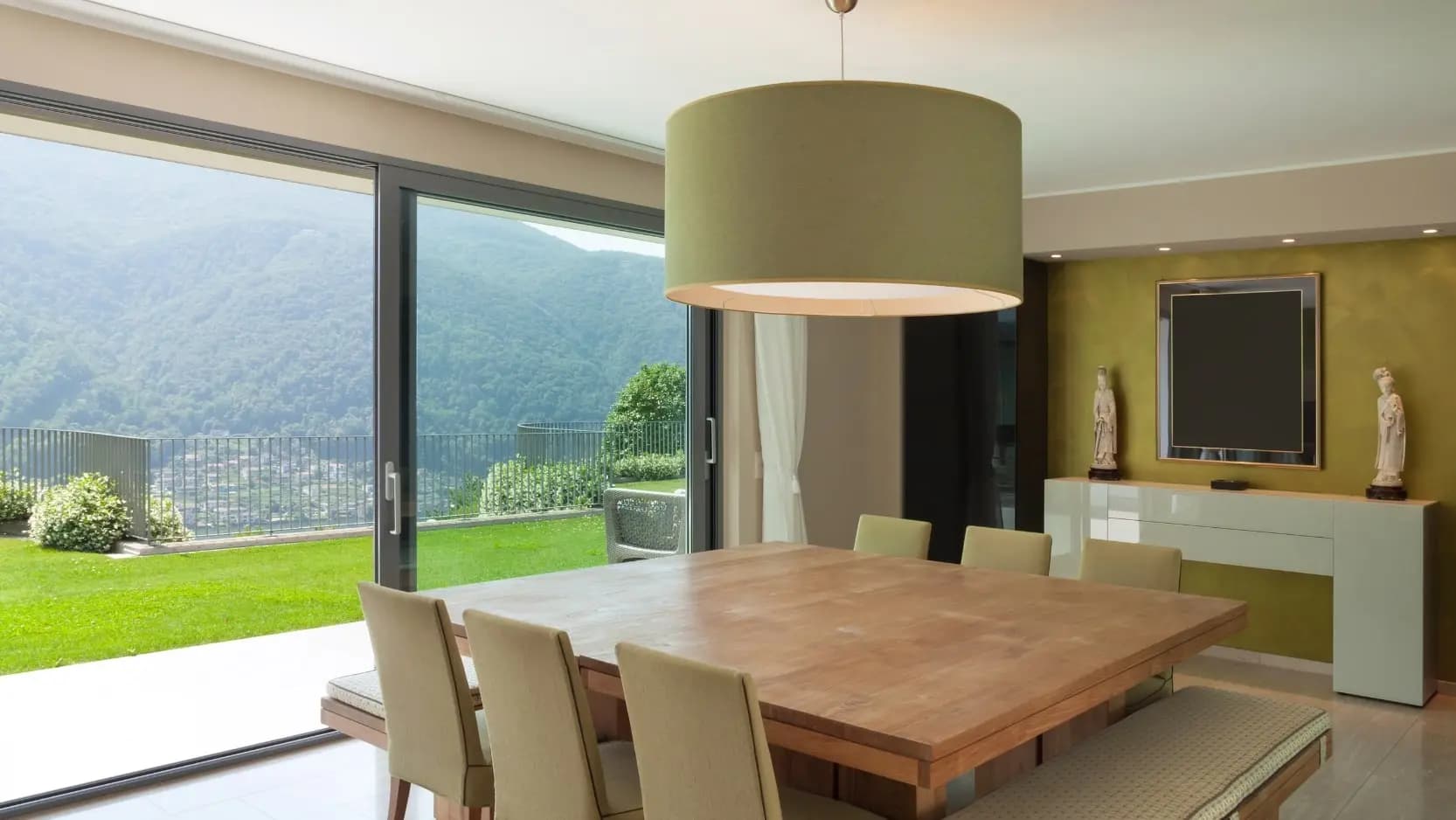 Intérieur maison moderne avec vue sur la nature