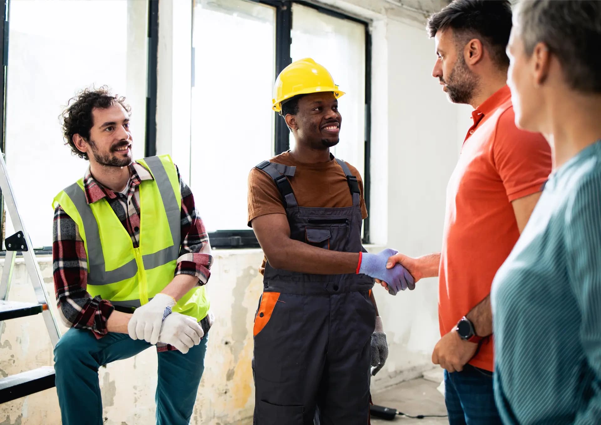 Ouvriers rencontrant un client